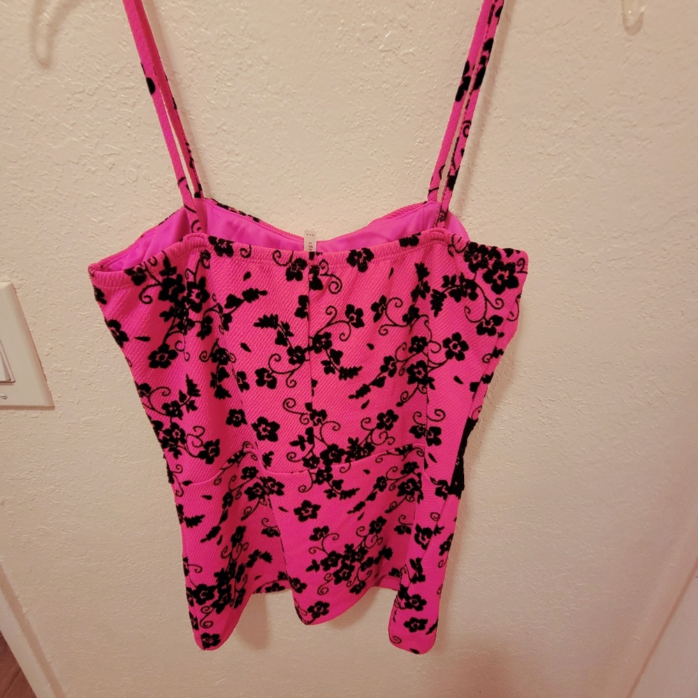 Beautiful trendy tank - Picture 2 of 3